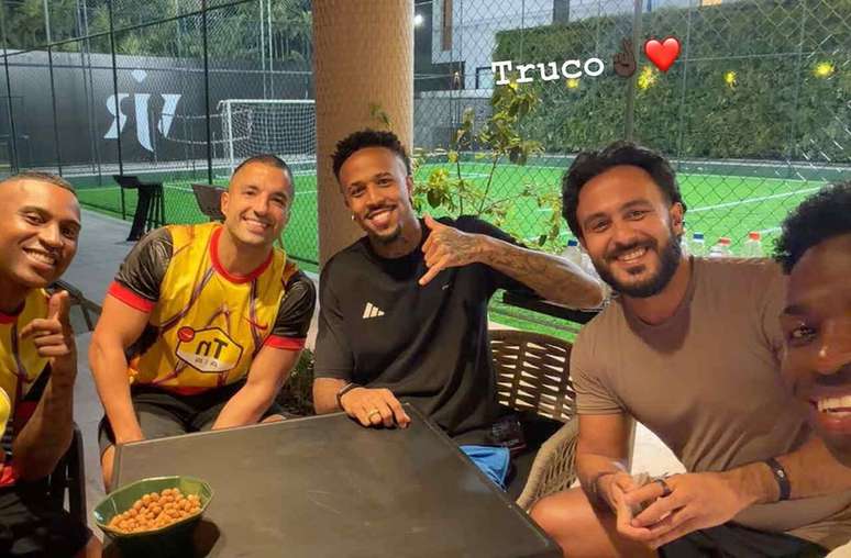 Vini Jr curtiu noite de truco e pagode ao lado dos amigos durante despedida no Rio &ndash;