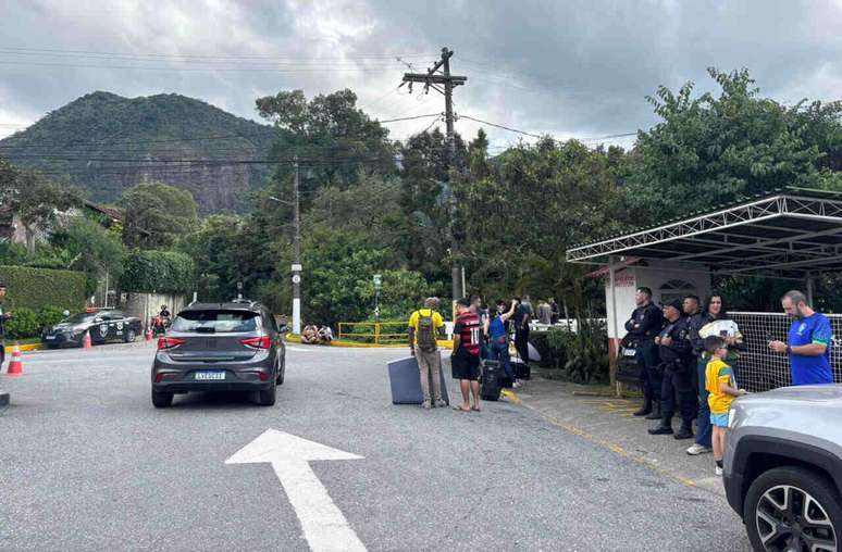 Torcida brasileira compareceu na Granja Comary nesta ter&ccedil;a-feira &ndash;