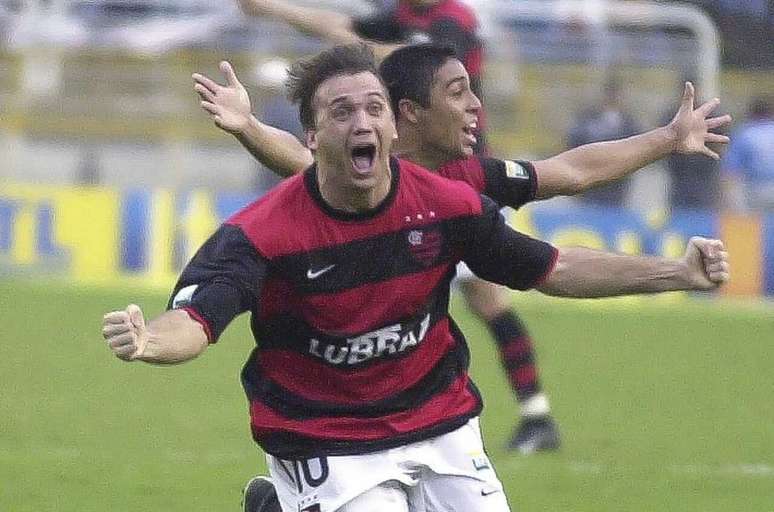 Petkovic corre para o abra&ccedil;o ap&oacute;s marcar gola&ccedil;o do tri do Flamengo no Carioca &ndash;