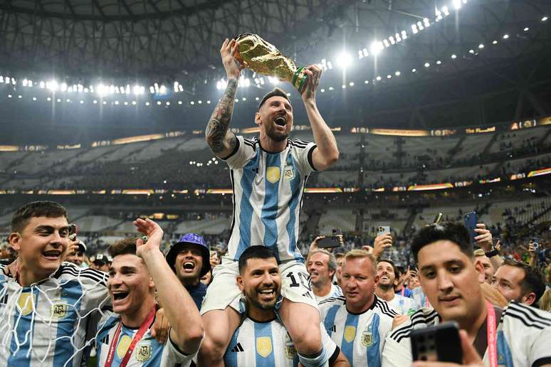 Lionel Messi comemora a vit&oacute;ria na final da Copa do Mundo no Catar em 2022. David Ramos/FIFA/FIFA via Getty Images