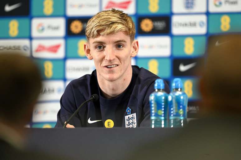 Anthony Gordon em entrevista coletiva pela Sele&ccedil;&atilde;o Inglesa 