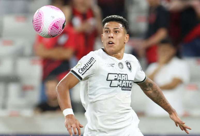 Matheus Martins pode deixar o Botafogo na pr&oacute;xima janela de transfer&ecirc;ncias &ndash;