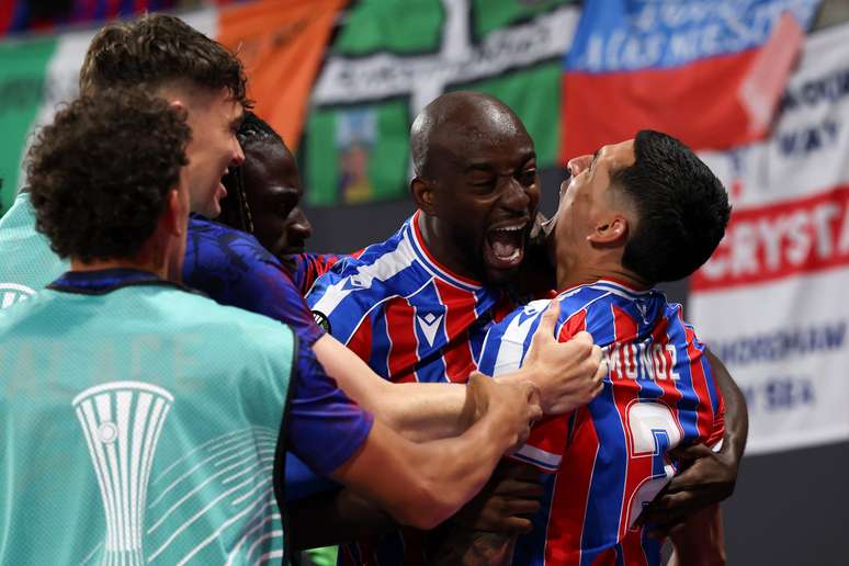 Mateta e Mu&ntilde;oz comemorando o gol do t&iacute;tulo do Crystal Palace 