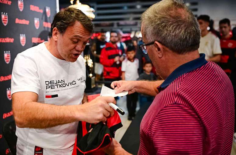 Petkovic em manh&atilde; de autogr&aacute;fos na G&aacute;vea, nesta semana &ndash;