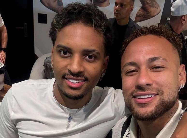 Neymar esteve com Rodrygo no jogo do Santos pela Sul-Americana-