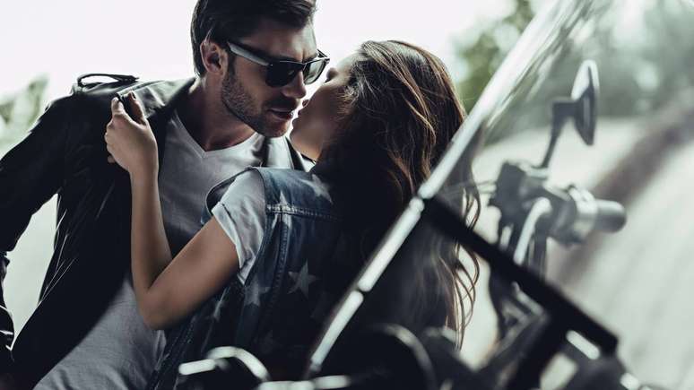 Casal se beija &ndash; depositphotos.com / ArturVerkhovetskiy