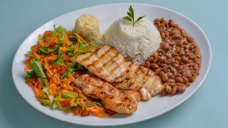 O papel protetor do arroz com feij&atilde;o vai al&eacute;m da prote&iacute;na completa. Diversos componentes dessa dupla est&atilde;o associados &agrave; preven&ccedil;&atilde;o de doen&ccedil;as cr&ocirc;nicas, como problemas cardiovasculares, diabetes tipo 2 e alguns tipos de c&acirc;ncer &ndash; depositphotos.com / contato@caciomurilo.com.br