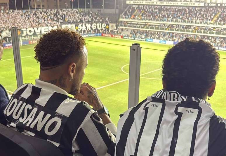 Neymar e Rodrygo assistindo Santos x Dep. Cuenca pela Copa Sul-Americana &ndash;