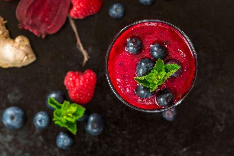 Rico em nutrientes, o suco detox vermelho contribui para maior saciedade 