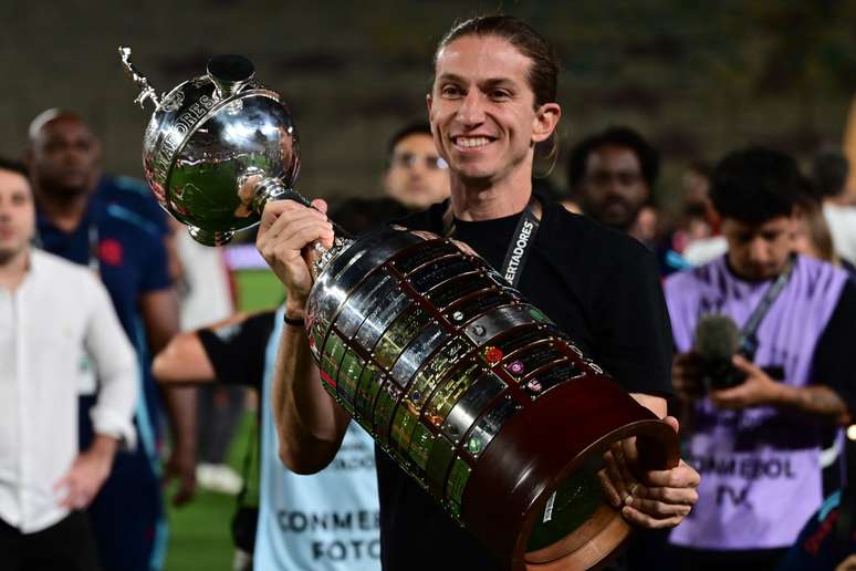 Filipe Luis &eacute; cotado para substituir treinador em grande clube na Espanha 