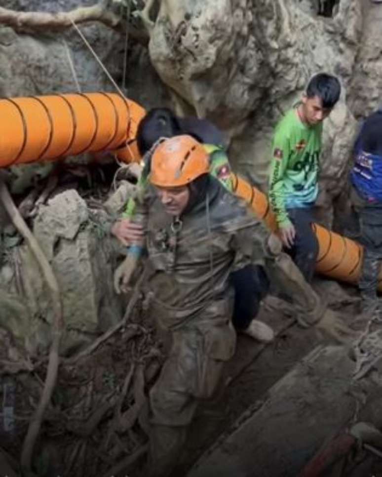 Pessoas s&atilde;o resgatadas da caverna no Laos