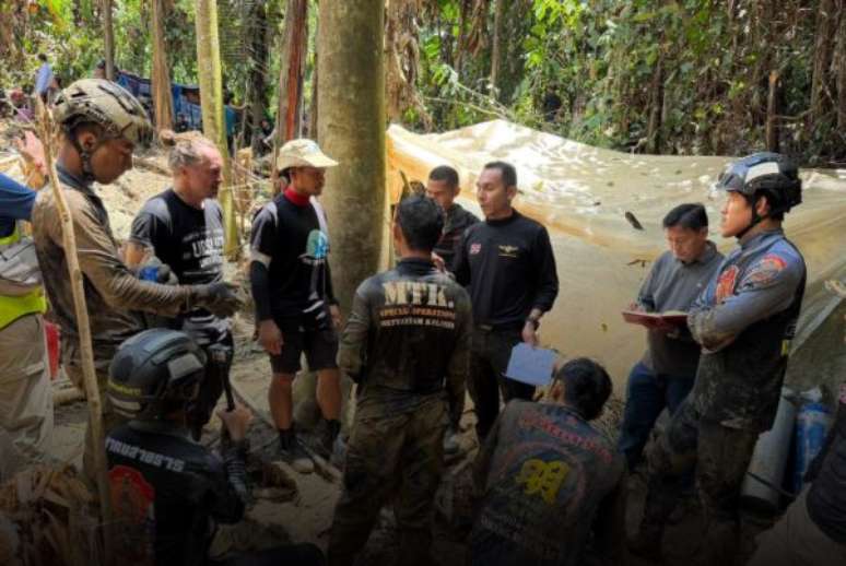 Pessoas trabalham no resgate na caverna no Laos 