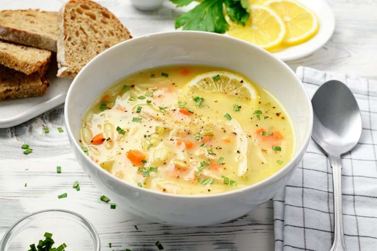 Sopa detox de frango com lim&atilde;o e legumes 