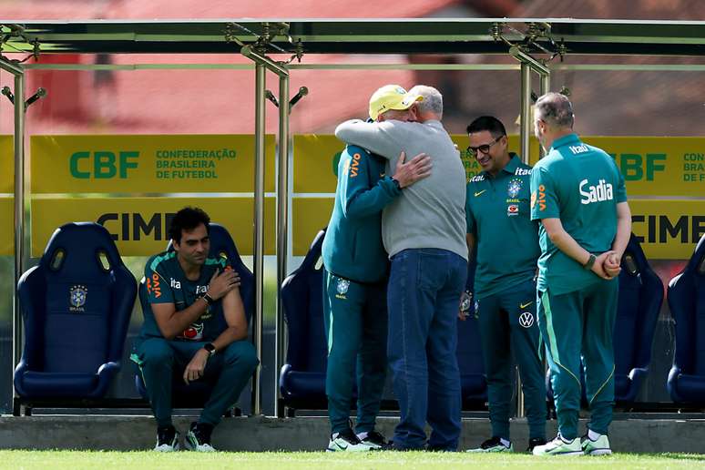 Carlo Ancelotti e Felip&atilde;o se abra&ccedil;am na Granja Comary 
