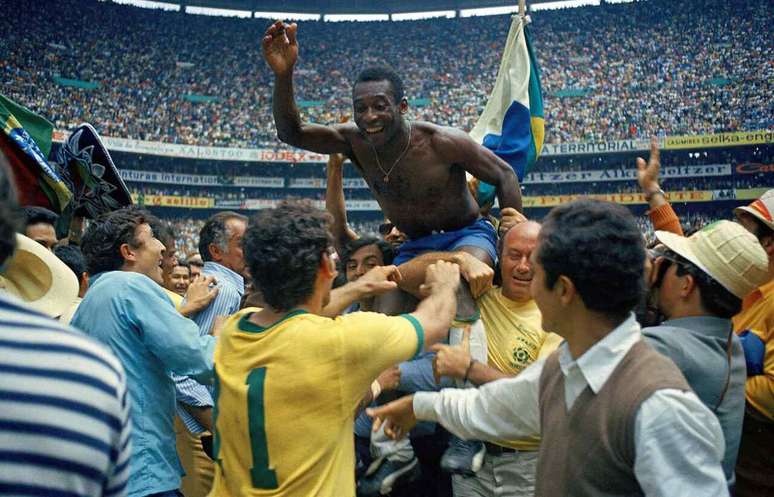Pel&eacute; se tornou o &uacute;nico jogador a ganhar a Copa do Mundo tr&ecirc;s vezes &ndash;