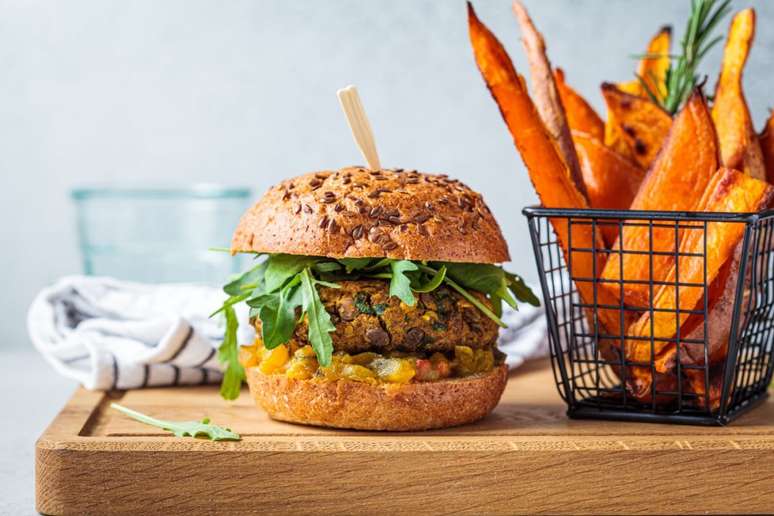 Hamb&uacute;rguer vegetal e batata assada s&atilde;o alternativas que transformam a refei&ccedil;&atilde;o tradicional em op&ccedil;&otilde;es mais equilibradas 