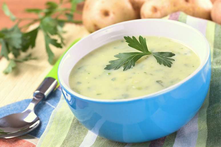 Caldo verde com ervas 