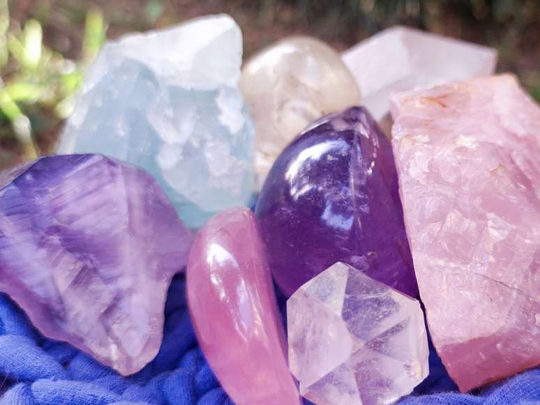 Cristais como Ametista, Quartzo Rosa, Citrino, &Aacute;gua-marinha e Quartzo Transparente ajudam a desenvolver seu autoconhecimento