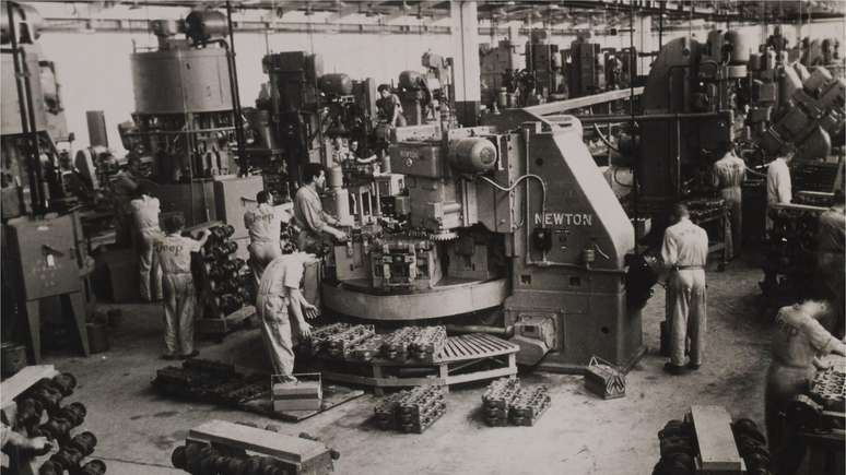 Funcion&aacute;rios trabalhando em f&aacute;brica de motores em S&atilde;o Bernardo do Campo, em mar&ccedil;o de 1958