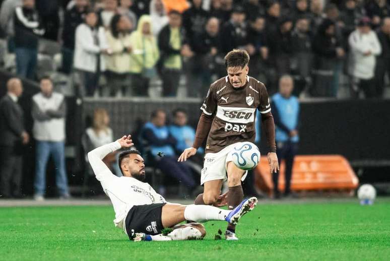 Corinthians, ap&aacute;tico, perde em casa para o Platense.