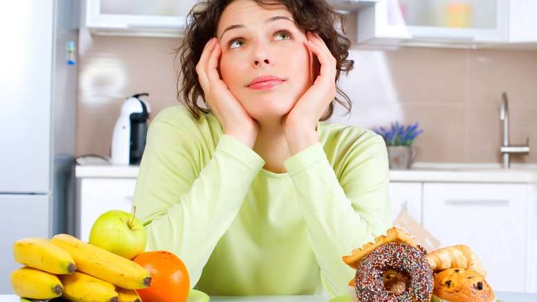 Ao comparar o a&ccedil;&uacute;car das frutas com o a&ccedil;&uacute;car refinado ou com xaropes presentes em alimentos ultraprocessados, um ponto central &eacute; a velocidade com que esse a&ccedil;&uacute;car entra no sangue &ndash; depositphotos.com / Subbotina