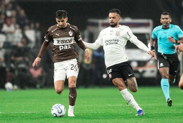 Corinthians jog mal. Hugo Souza falha&nbsp; e,&nbsp; no fim, o Tim&atilde;o perde em casa para o Platense, 2 a 0.