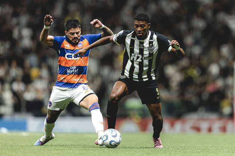 Jogadores de Galo e Puerto Cabello em disputa de bola na Sul-Americana &ndash;