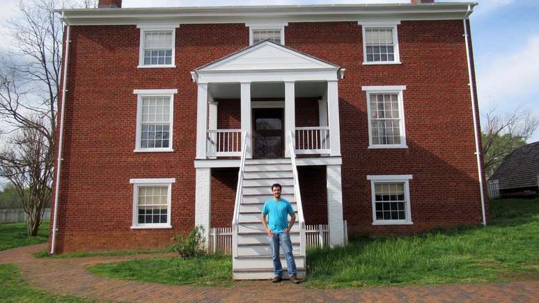 C&eacute;lio Alcantara Silva em 2019 no Appomattox Court House National Historical Park, em Appomattox, na Virginia, onde o comandante do Ex&eacute;rcito Confederado, general Robert E. Lee, assinou a rendi&ccedil;&atilde;o do Sul em 9 de abril de 1865