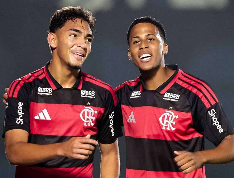 17 anos! Josmar (esq.) &eacute; uma das principais promessas da base do Flamengo &ndash;
