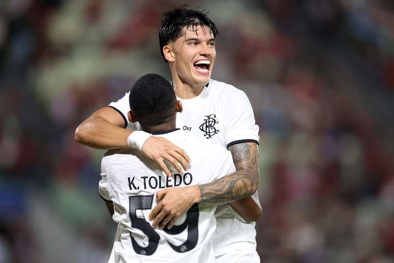 Kauan Toledo e Joaqu&iacute;n Correa comemorando o terceiro gol do Botafogo 