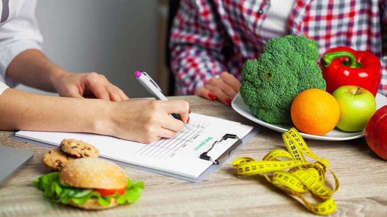 Quando o objetivo &eacute; emagrecimento em pessoas sem diabetes, a l&oacute;gica se inverte: o alvo principal &eacute; reduzir peso e melhorar par&acirc;metros metab&oacute;licos associados &agrave; obesidade, como colesterol elevado, press&atilde;o alta e risco cardiovascular &ndash; depositphotos.com / Maksymiv