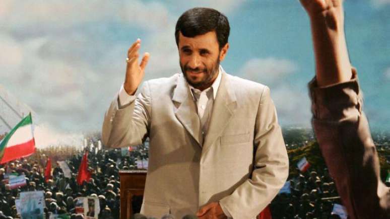 Algumas autoridades e analistas israelenses chegaram a dizer que Ahmadinejad, com sua ret&oacute;rica agressiva e o negacionismo do Holocausto, acabou se tornando um "presente" para Israel em termos de propaganda