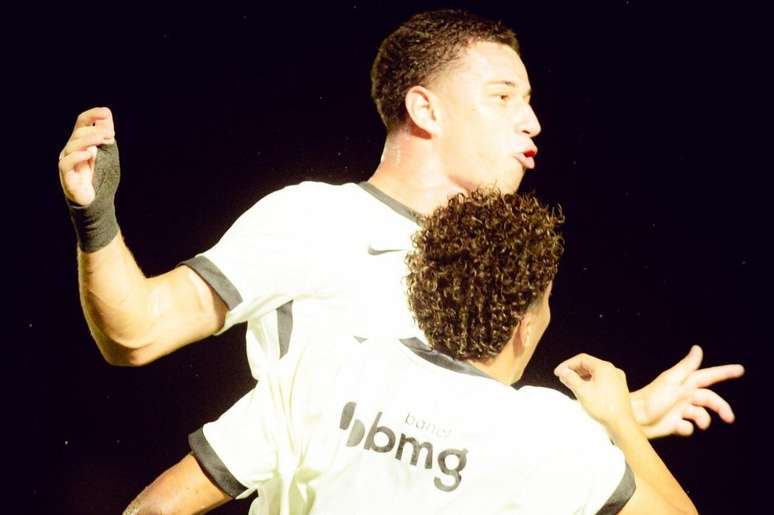 Bruno Lopes e Zuccarello (de costas) formam excelente dupla na base do Vasco &ndash;