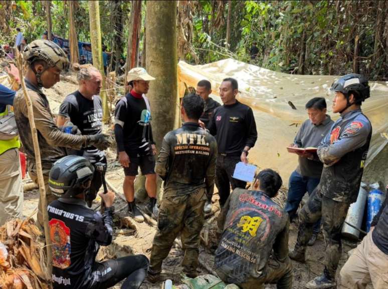 Opera&ccedil;&otilde;es de salvamento em cavernas s&atilde;o consideradas algumas das mais complexas do mundo porque re&uacute;nem, em um s&oacute; cen&aacute;rio, desafios de mergulho, escalada, medicina de emerg&ecirc;ncia e log&iacute;stica em condi&ccedil;&otilde;es extremas &ndash; Thailand Rescue Diver/Facebook