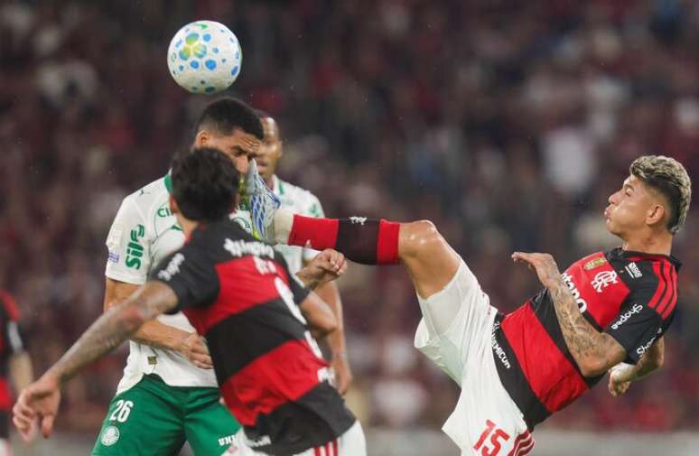 Lance da expuls&atilde;o de Carrascal em Flamengo x Palmeiras. Foto Pedro Kirilos/Estad&atilde;o
