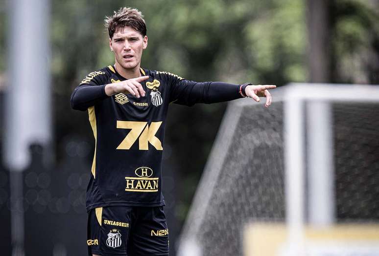Rollheiser durante treinamento do Santos &ndash;
