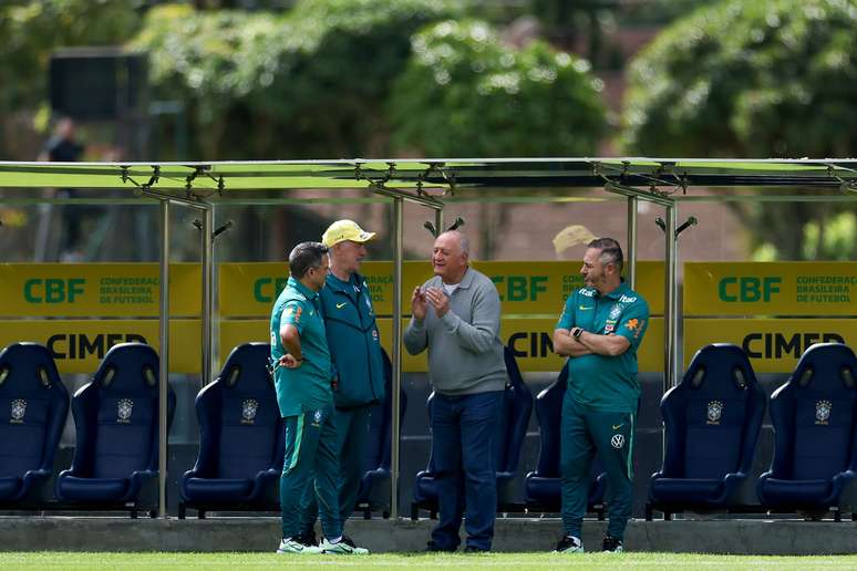 Felip&atilde;o, Ancelotti e membros da comiss&atilde;o t&eacute;cnica conversam na Granja Comary 