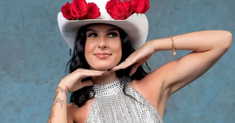 Ana Castela exibe caminhonete de luxo nas redes