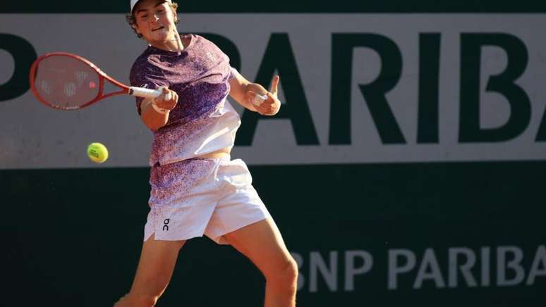 Jo&atilde;o Fonseca enfrentou o croata Dino Prizmic na segunda rodada de Roland-Garros. Em 27 de maio de 2026.