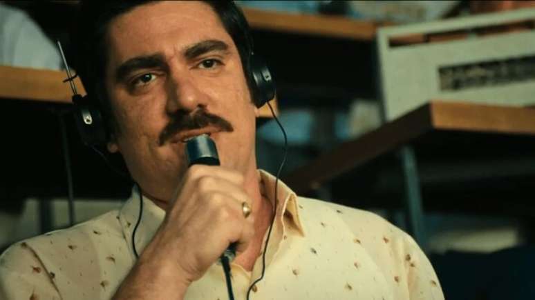 Marcelo Adnet fez longa pesquisa para recriar tom das transmiss&otilde;es esportivas da d&eacute;cada de 1970 em 'Brasil 70: A Saga do Tri'