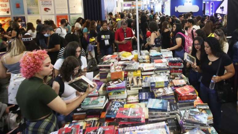 P&uacute;blico jovem ajuda a aquecer o mercado editorial.