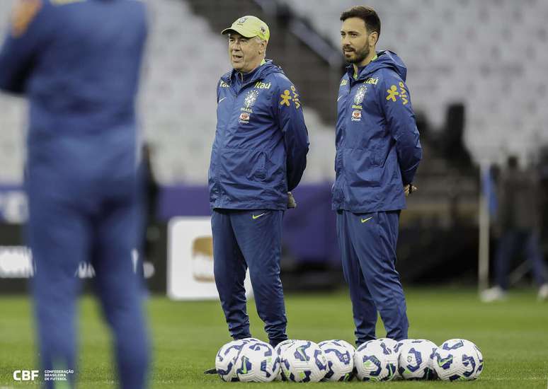 Davide Ancelotti ao lado do pai em treino da Sele&ccedil;&atilde;o Brasileira &ndash;