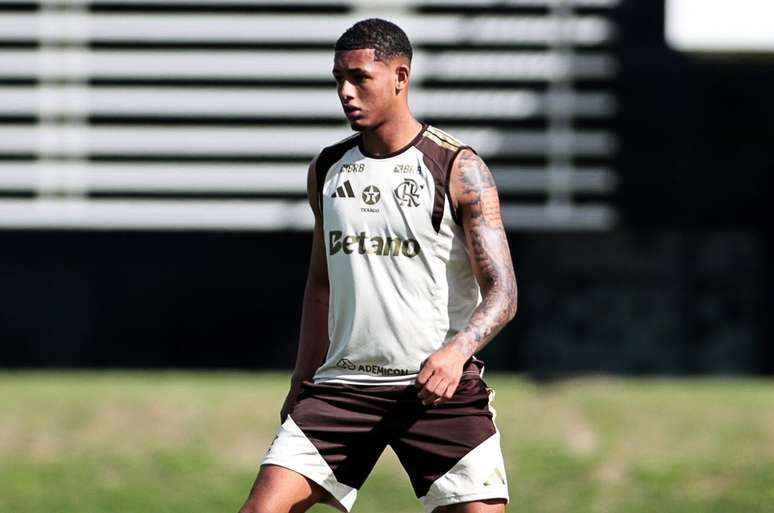 Jo&atilde;o Victor participou do treino do Flamengo desta quinta-feira (28/5) &ndash;