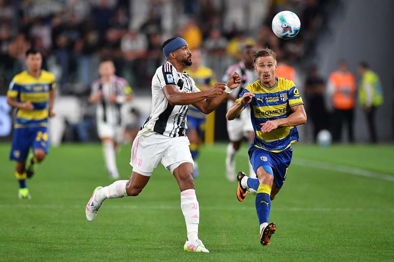 TURIN, ITALY &ndash; AUGUST 24: Bremer of Juventus battles for possession with Pontus Almqvist of Parma during the Serie A match between Juventus FC and Parma Calcio 1913 at on August 24, 2025 in Turin, Italy. (Photo by Valerio Pennicino/Getty Images)