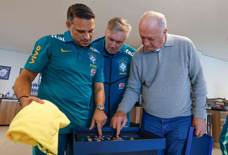 Felip&atilde;o recebeu de Rodrigo Caetano e Carlo Ancelotti uma homenagem da CBF &ndash;