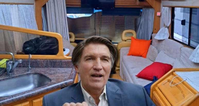 O ator Jim Caviezel, que interpreta Bolsonaro, ficou em um dos motorhomes nas locações de 'Dark Horse'