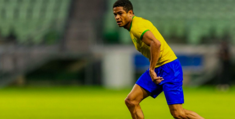 Cena da miniss&eacute;rie Brasil 70: A Saga do Tri, na qual Gui interpreta Jairzinho