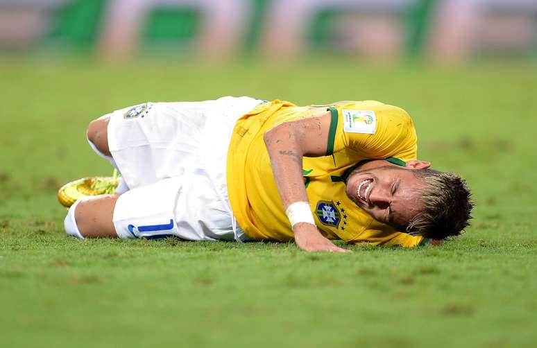 Neymar ficou caido no gramado ap&oacute;s ser atingido contra a Col&ocirc;mbia 