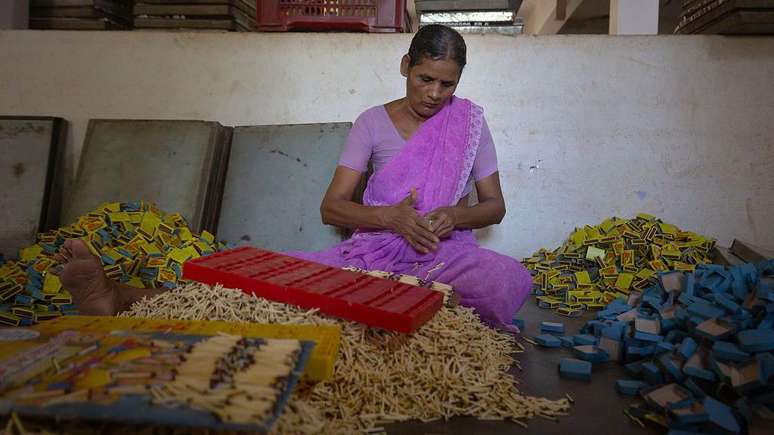Os f&oacute;sforos ainda s&atilde;o produzidos em casa em muitas regi&otilde;es, com em Tamil Nadu, no sul da &Iacute;ndia