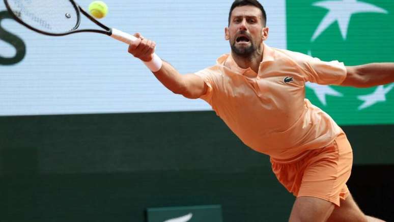 O s&eacute;rvio Novak Djokovic enfrenta o brasileiro Jo&atilde;o Fonseca em Roland-Garros. Em Paris, em 29 de maio de 2026.